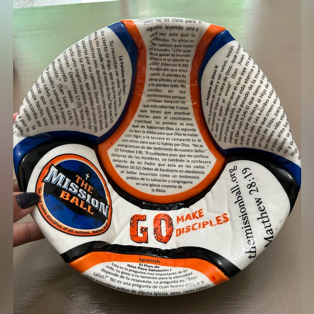 The Mission Ball Soccer Ball (Español con textos Bíblicos)